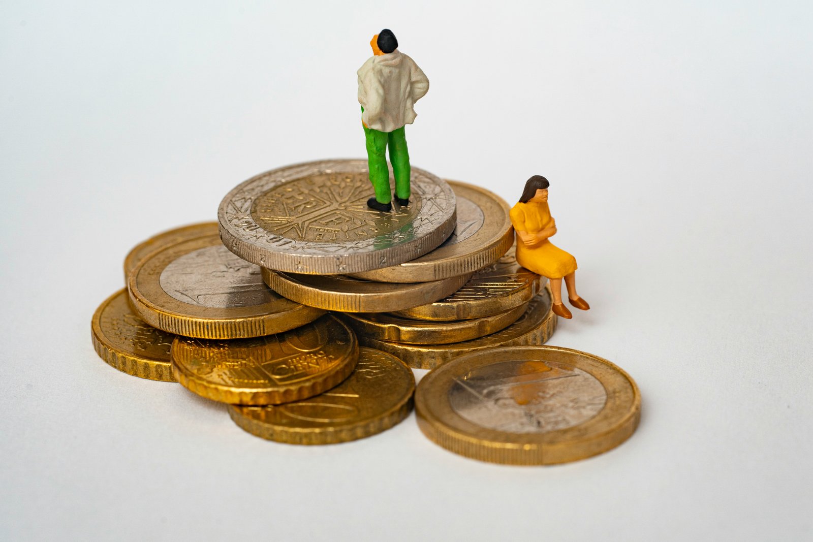Personas encima de monedas pensando como crear un colchon financiero