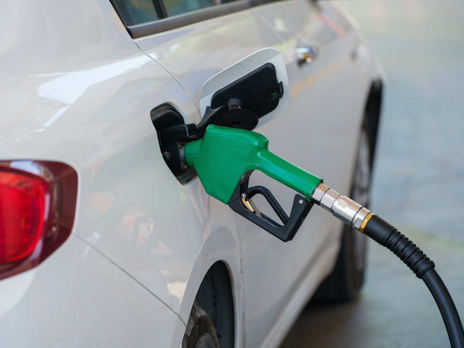 Persona echando gasolina ahorrando dinero