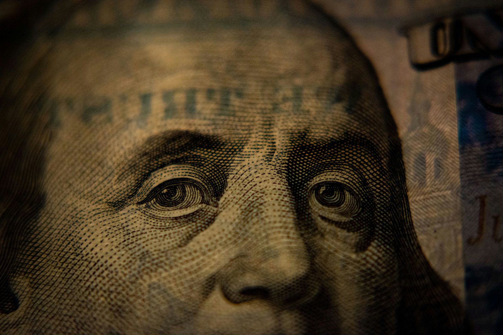 Cara de persona en billete despues de utilizar el sistema optimo de ahorro