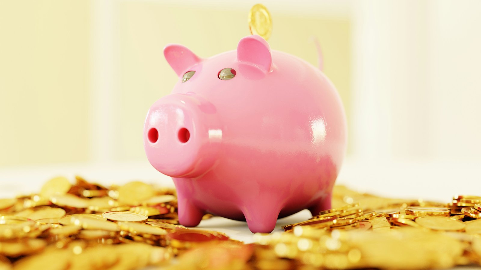 Hucha recogiendo dinero despues de ahorrar con consejos de tranquilidad financiera