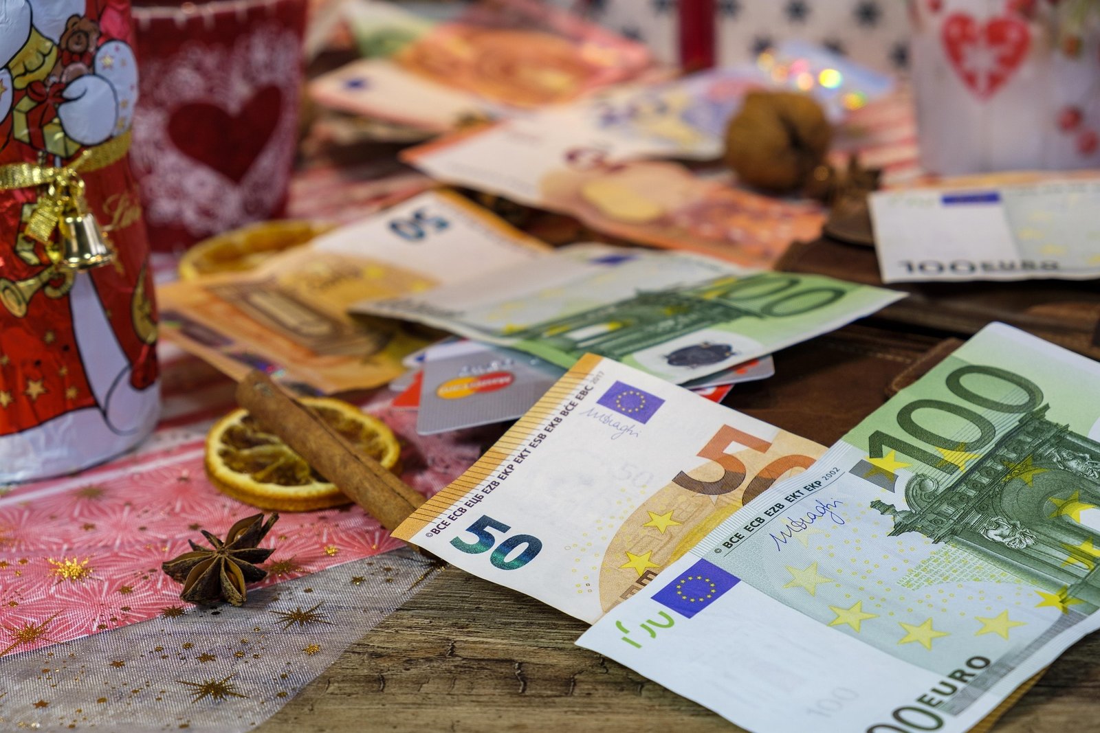 Billetes junto a decoraciones navideñas para ahorrar dinero