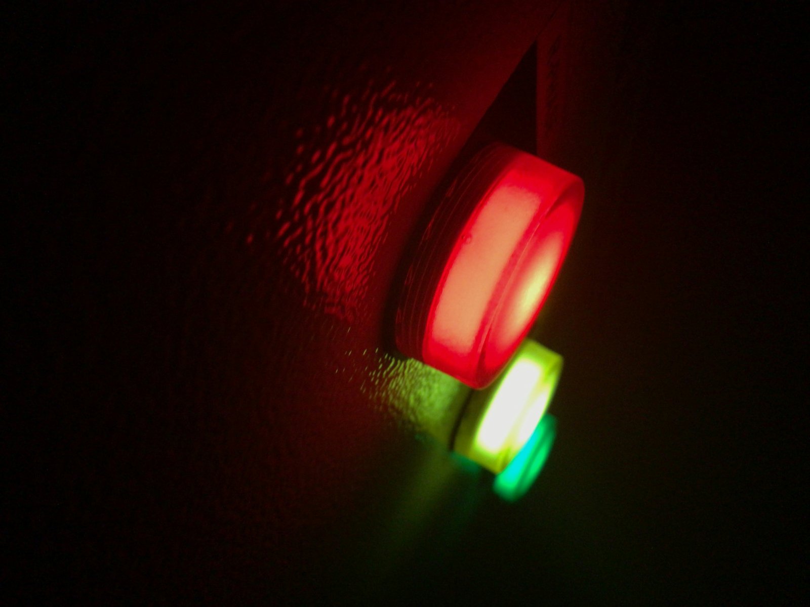 Varios botones de colores alertando la importancia de guardar un fondo de emergencia