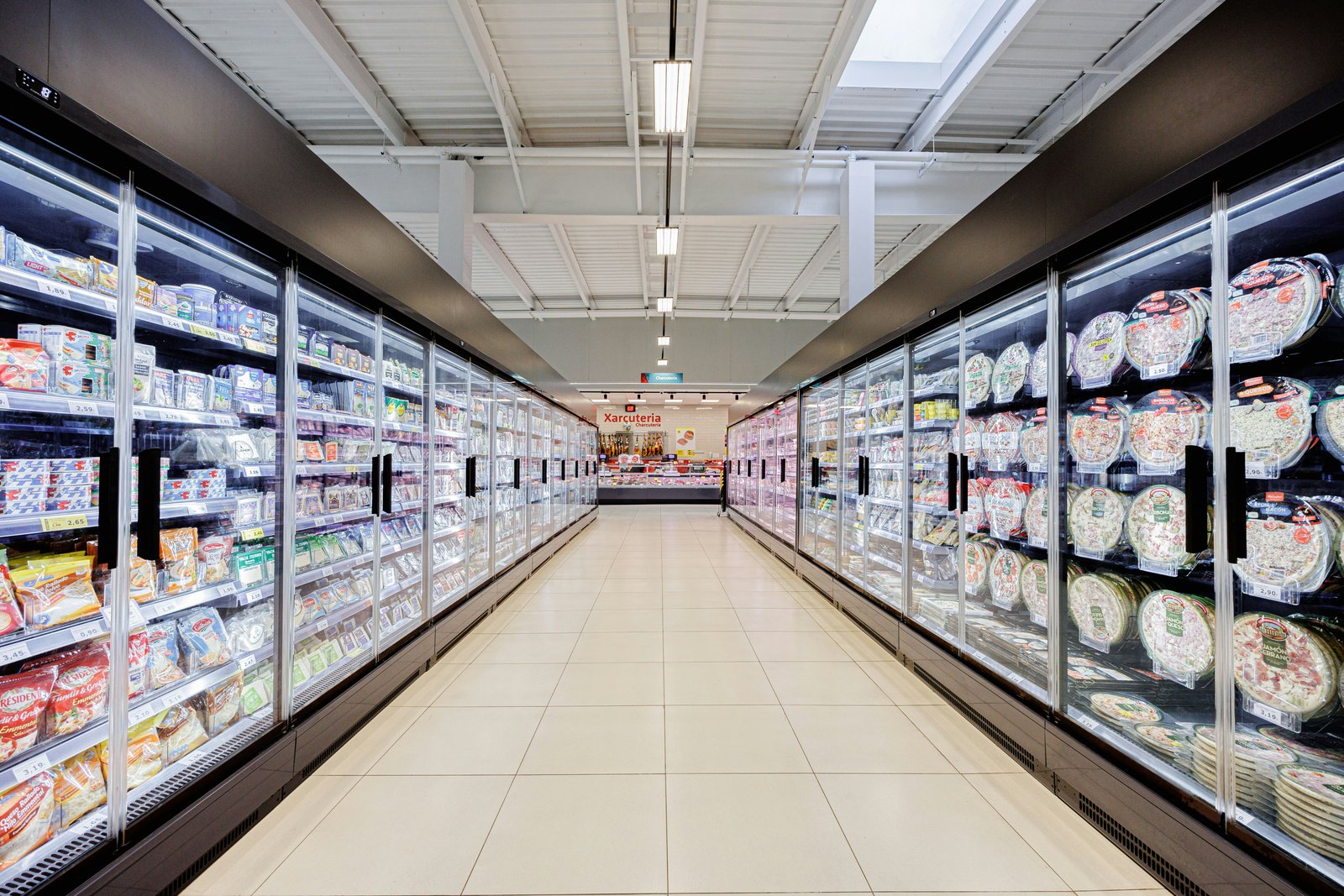 Supermercado con productos buenos de marca blanca