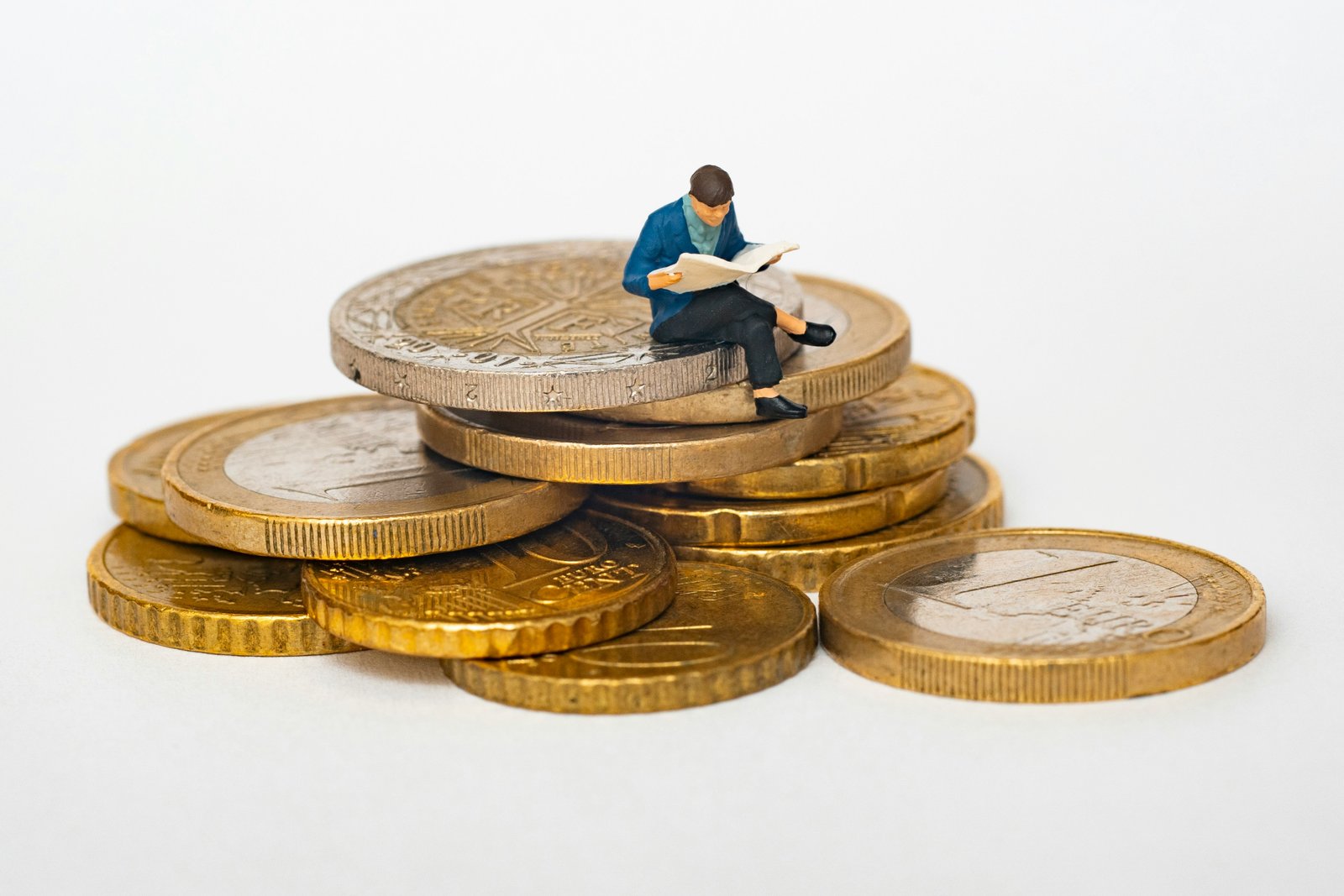Persona sentada en monedas enteniendo los mejores productos de marca blanca