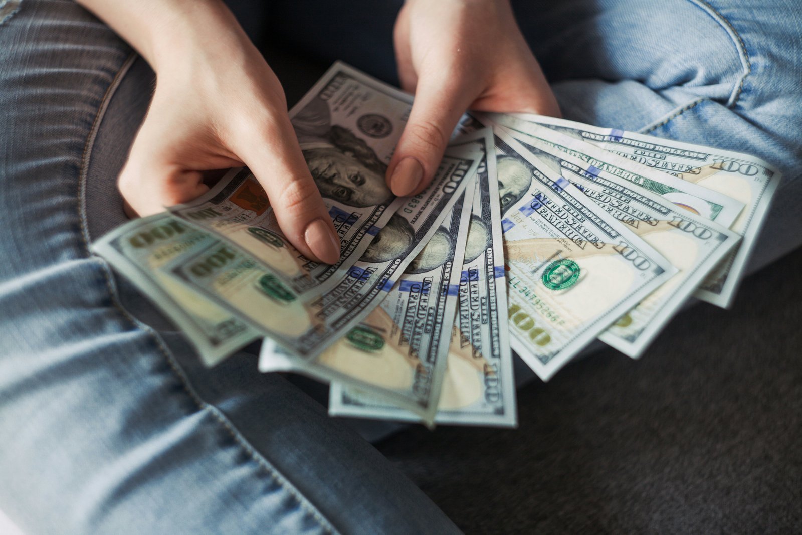 Persona contando el dinero ahorrado para las vacaciones